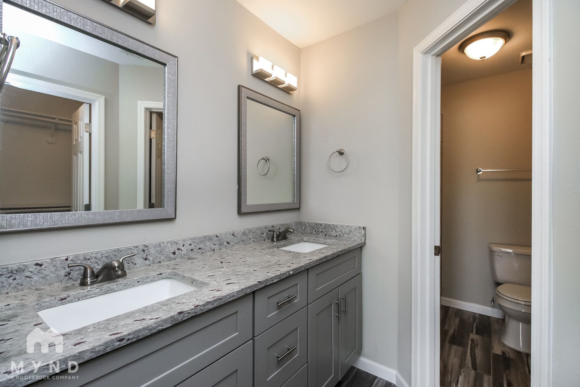 Building Photo - 921 S Val Vista Dr