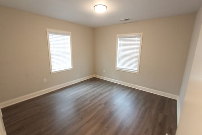 Building Photo - 305 Maple St