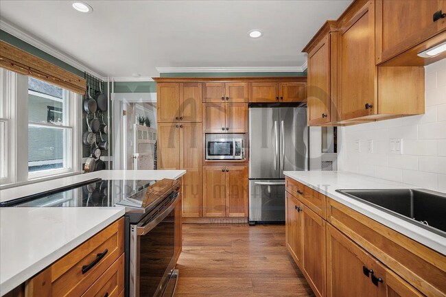 Building Photo - Stunning South Hill Home