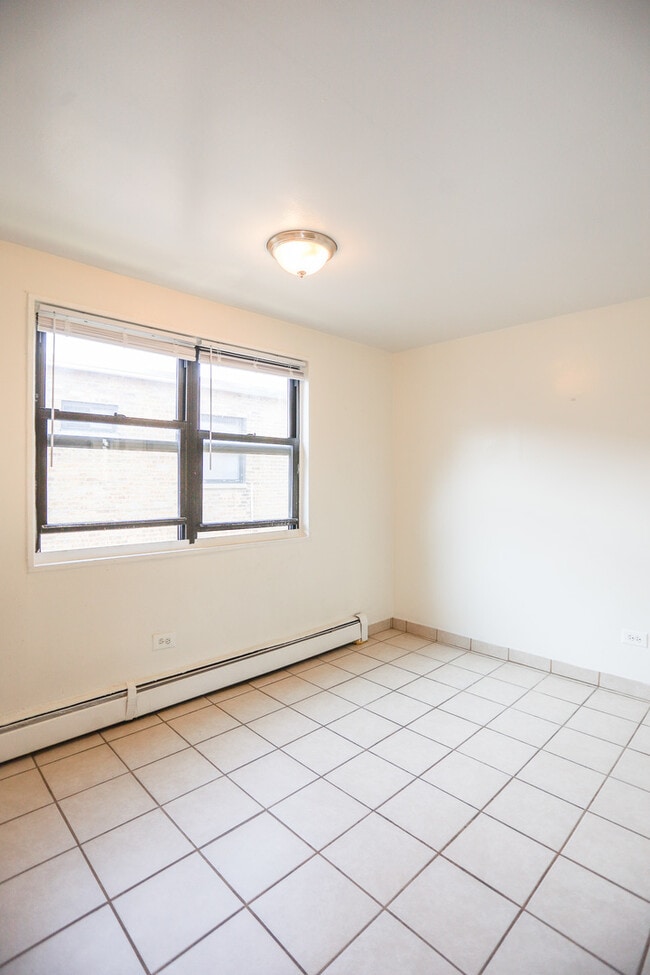 Building Photo - 1660 W Pratt Blvd