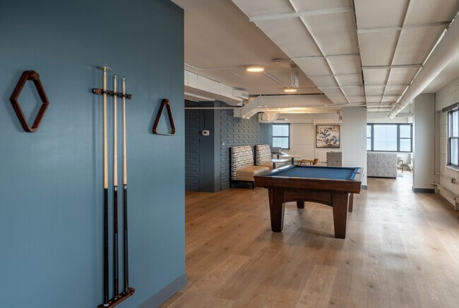 Building Photo - 5815 N Sheridan Rd