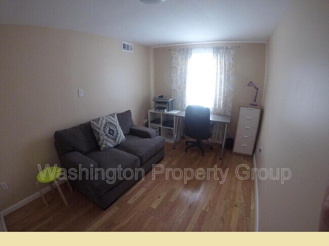 Building Photo - 736 Quince Orchard Blvd