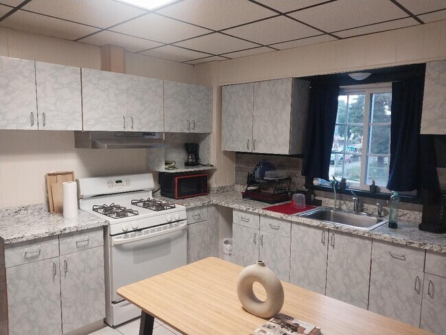 Building Photo - 1656 N Shore Rd