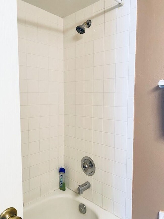 Building Photo - Fantastic 2br/2ba Furnished Annual Rental ...