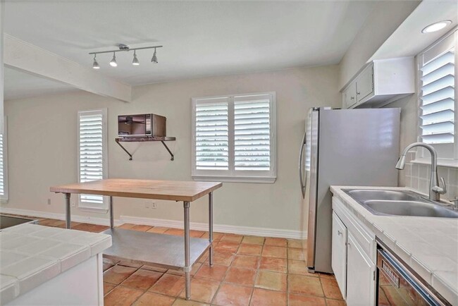 Building Photo - 3611 Las Colinas Dr