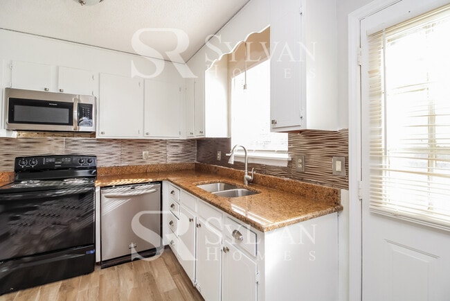 Building Photo - The living is easy in this 3 bedroom, 2.5 bathroom home