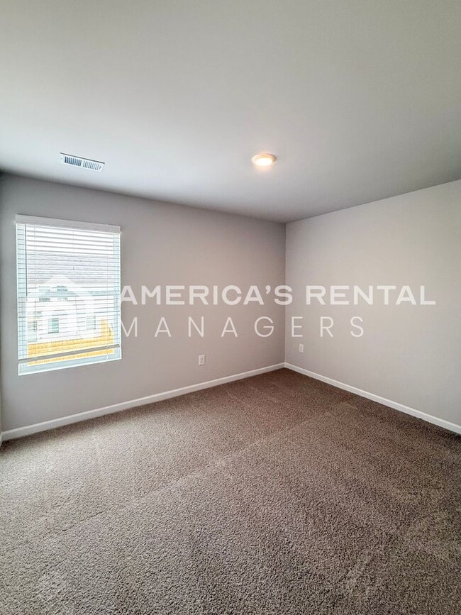 Building Photo - Escape to Lakeside Living in Lincoln! View with 48 Hours Notice!