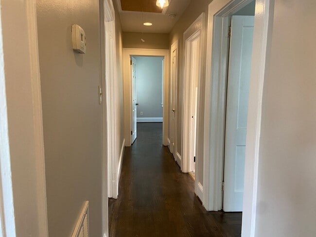 Building Photo - 2 Bedroom, 1 Bathroom House in Burlington!