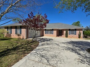 Building Photo - 3 bed/ 2 bath / 2 car garage located in th...