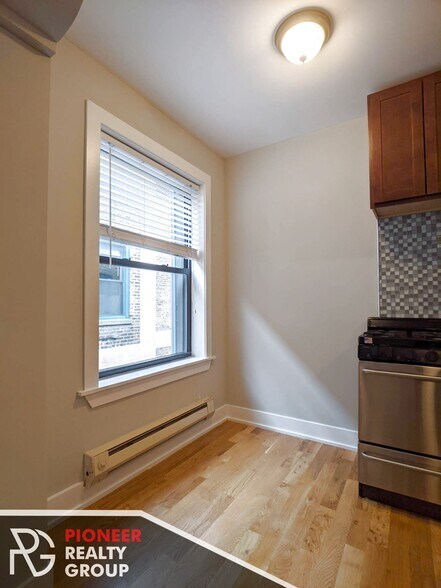 Building Photo - 429 W Roscoe St