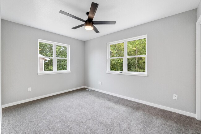 Building Photo - 2103 Daisy Dr