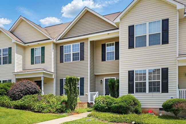Building Photo - GREAT TOWNHOME- Come see it today!