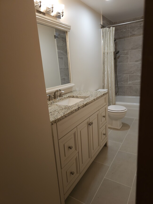 Building Photo - 619 Dlyn St