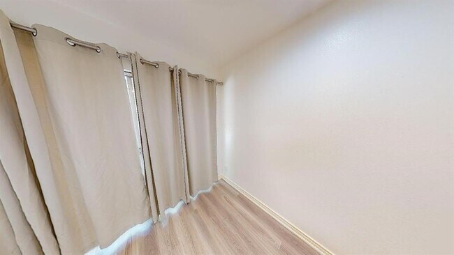 Building Photo - 500 E Riverside Dr