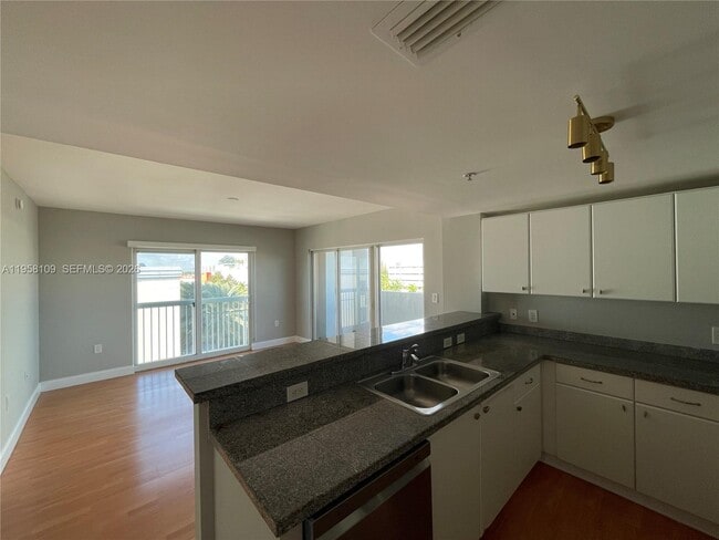 Building Photo - 2740 SW 28th Terrace