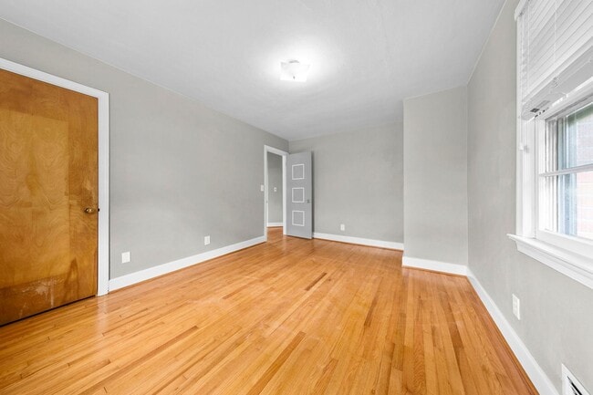 Building Photo - 3 Bedroom, Meticulously Maintained Updated...