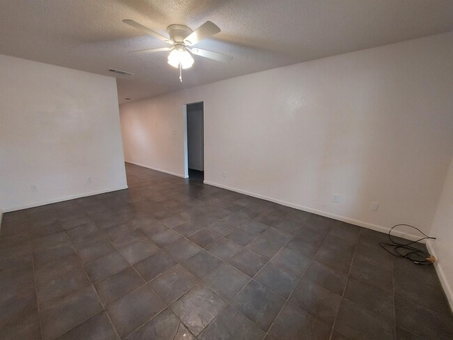 Building Photo - 1902 Ridgeview Dr