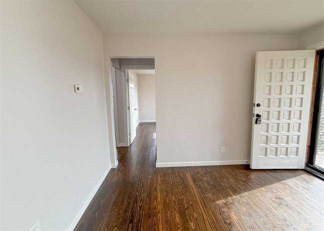 Building Photo - 203 W Dale St