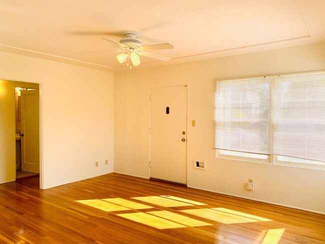 Building Photo - BEAUTIFUL 2BD/1BA CONDO IN CROWN POINT! W/ GARAGE & LAUNDRY! $3,595/mo