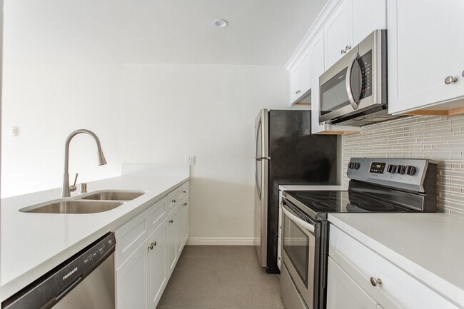 Building Photo - West Knoll Plaza Apartments