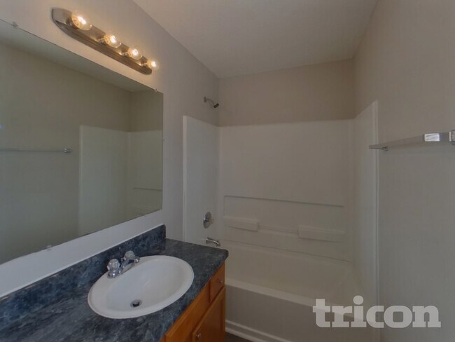 Building Photo - 142 Quiet Grove Dr