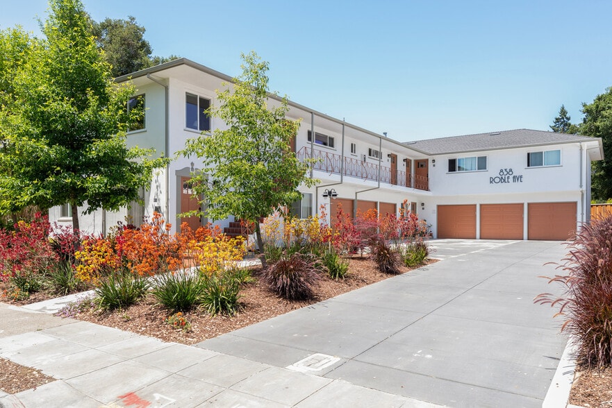 Building Photo - 838 Roble Ave