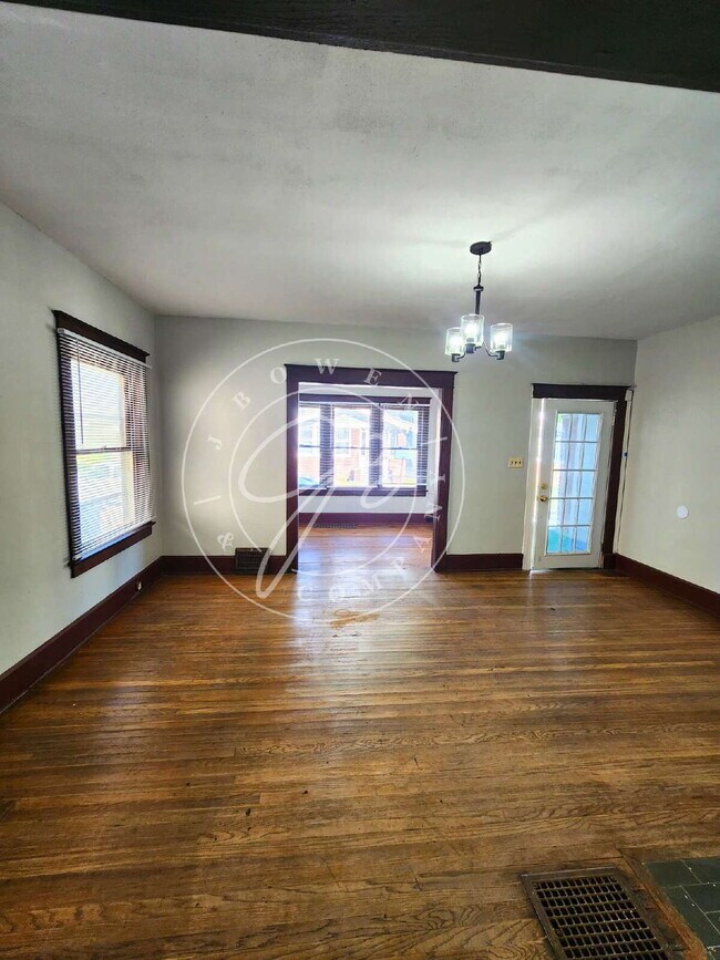 Building Photo - Very spacious lower 2 bedroom with separat...