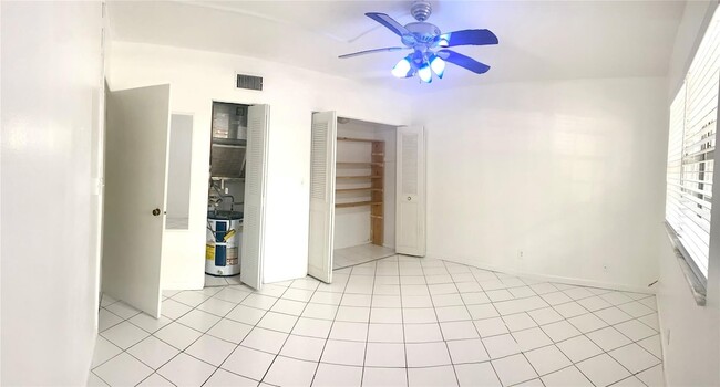 Building Photo - 1407 NE 56th St