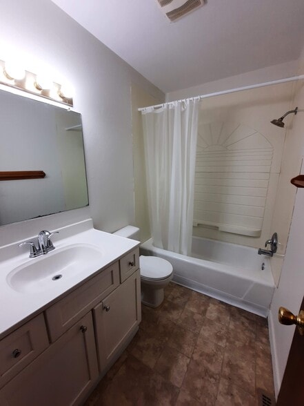 Building Photo - 3213 Pomona Dr