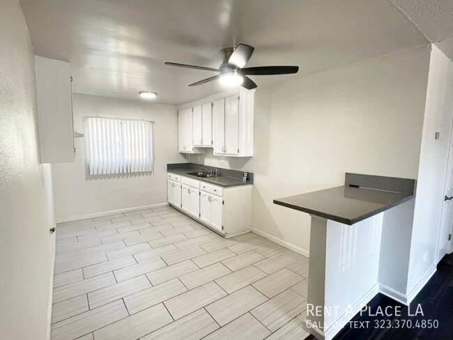 Building Photo - 918 W 66th St