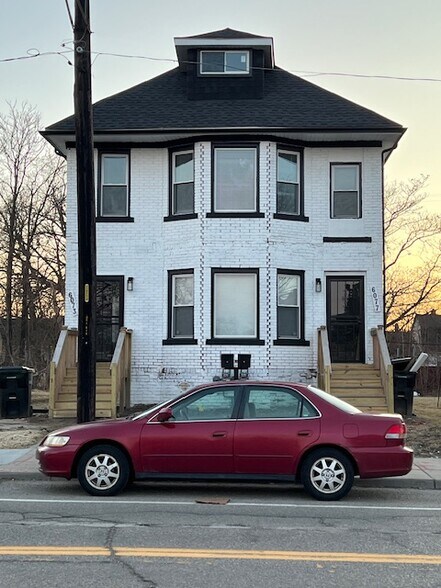 Front of property - 6073 Linwood St