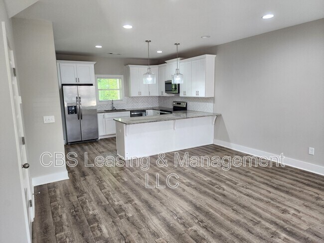 Building Photo - 630 Village Dr