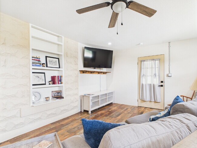 Building Photo - "Charming Furnished 1/1 in Stonewall, TX"