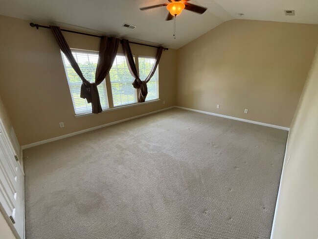 Building Photo - Half Off First Month's rent if you move in by July 31st, Spacious & Elegant 4 BR / 2.5 BA High Po...
