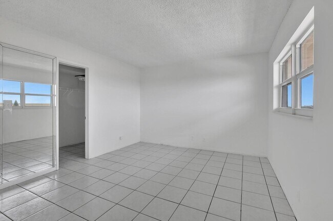 Building Photo - 2350 NE 14th Street Causeway