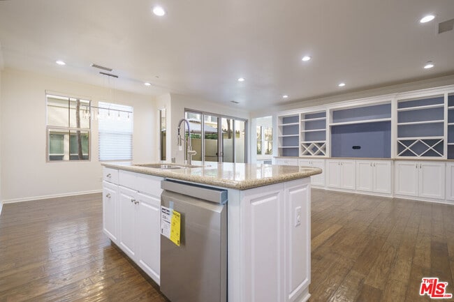 Building Photo - 73 City Stroll