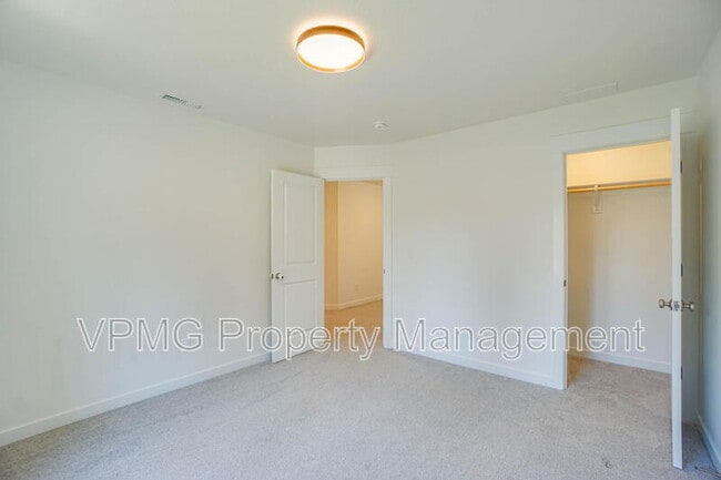 Building Photo - 935 SE 36th St