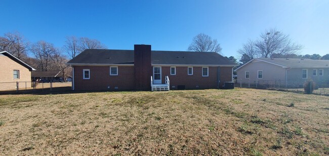 Building Photo - Spacious Home Ready For Move In