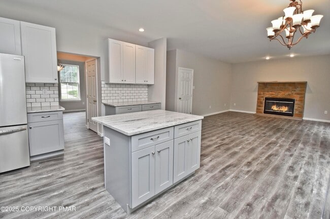 Building Photo - 557 Marco Way