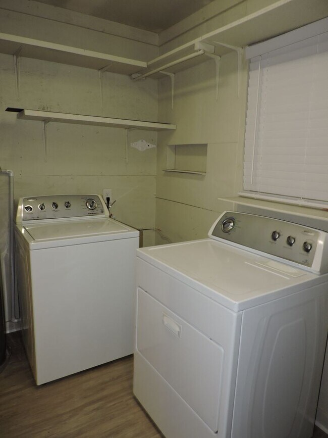 Building Photo - Convenient Northeast location!