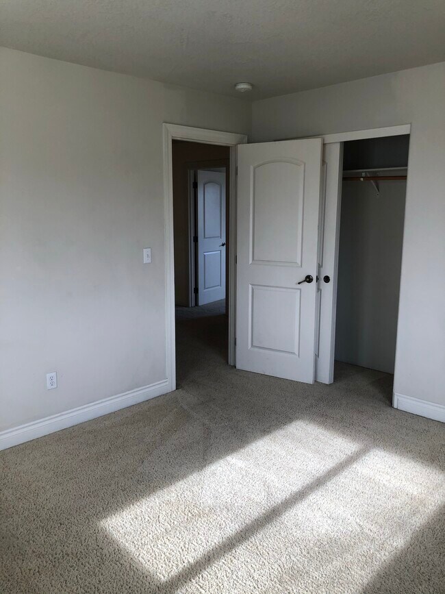 Building Photo - 813 Solano Cir