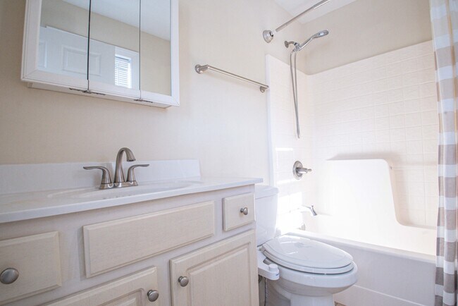 Building Photo - 614 N Center St