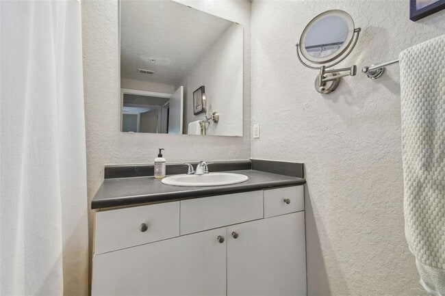 Building Photo - 2440 W Horatio St