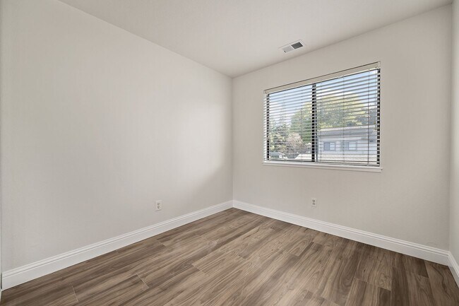 Building Photo - Remodeled 3-Bedroomn 2.5-Bathroom Townhome