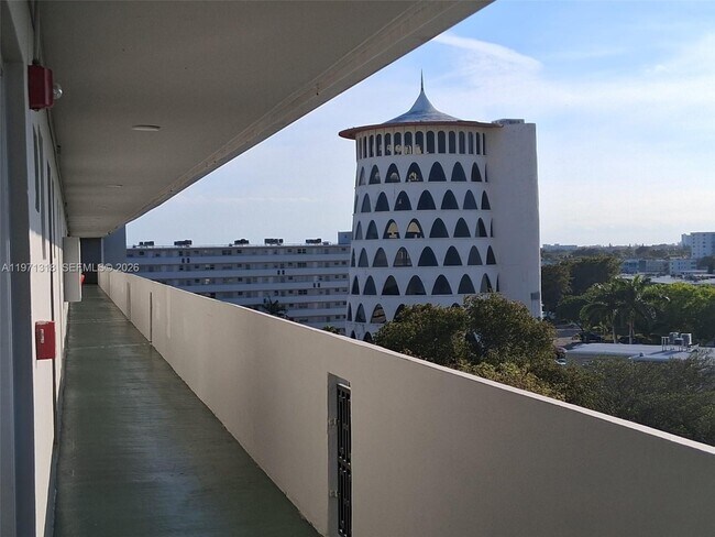 Building Photo - 1770 NE 191st St