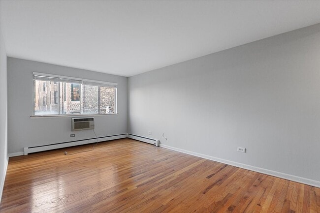 Building Photo - 541 W Oakdale Ave