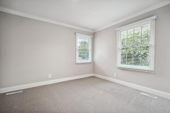 Building Photo - 5721 Londonderry Rd