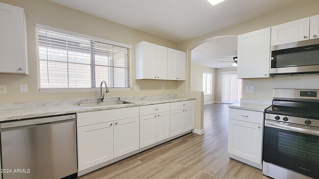 Building Photo - 3933 N 125th Dr
