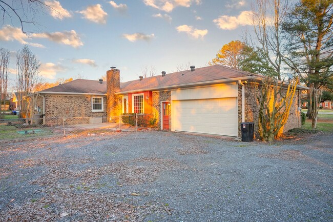 Building Photo - Beautifully Renovated Brentwood Home