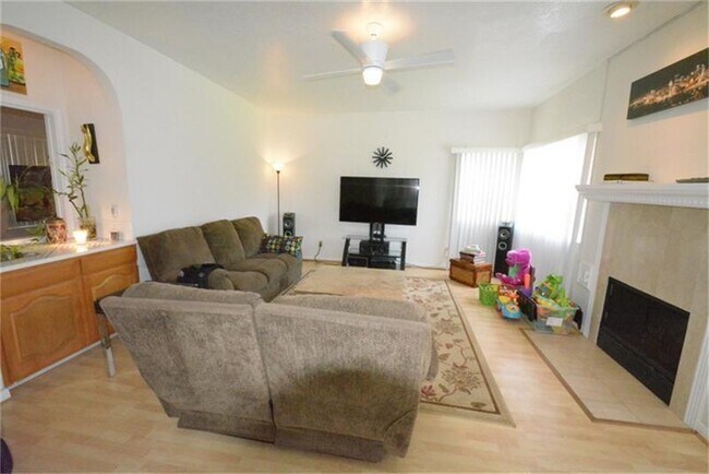 Building Photo - 2114 Avenida La Quinta St